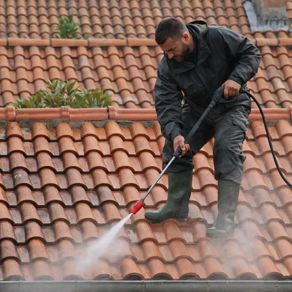 Nettoyage de toiture en tuiles avec nettoyeur haute pression par un couvreur de Charente